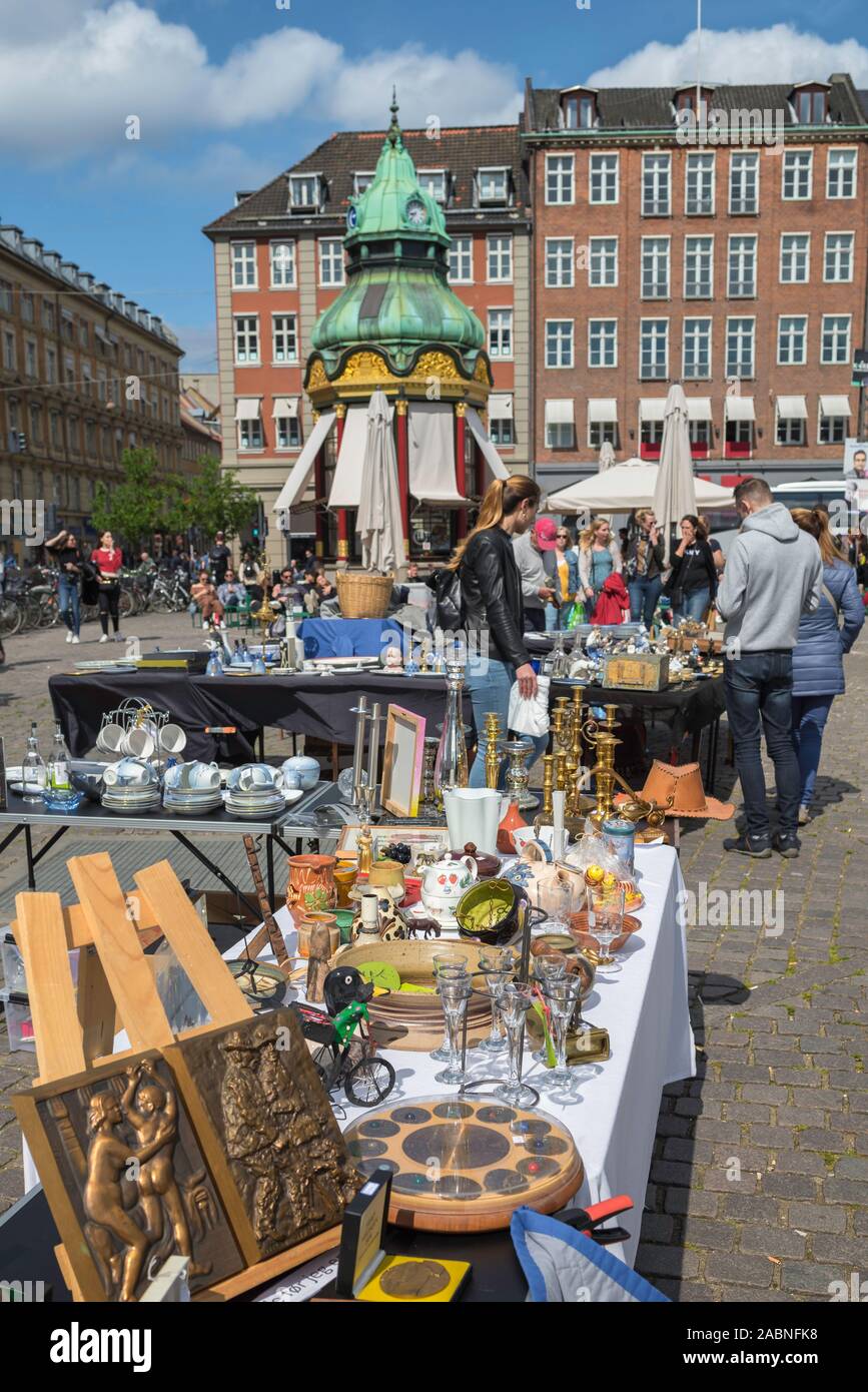 Mercato di Copenhagen, vista di persone che guardano gli elementi nel sabato il mercato delle pulci tenutasi a Kongens Nytorv Square nel centro di Copenhagen, Danimarca. Foto Stock