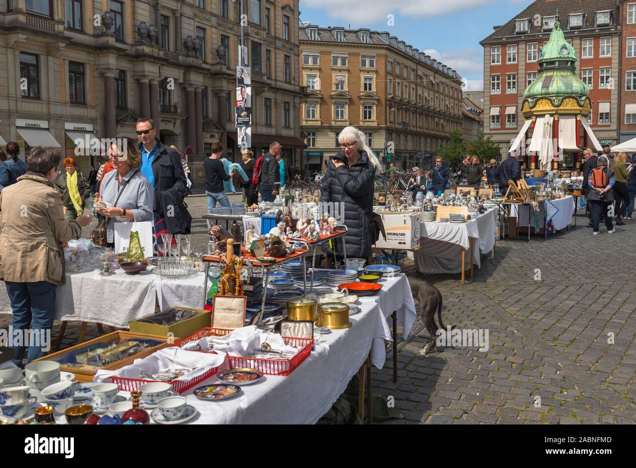 Mercato di Copenhagen, vista di persone che guardano gli elementi nel sabato il mercato delle pulci tenutasi a Kongens Nytorv Square nel centro di Copenhagen, Danimarca. Foto Stock