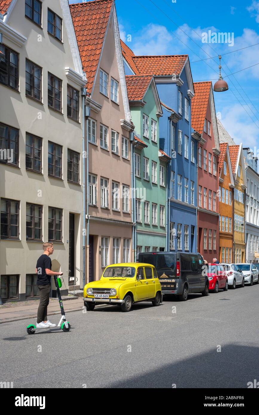 Danimarca house, vista di tipica casa colorata fronti fodera una strada del centro storico Quartiere Latino di Copenhagen, Danimarca. Foto Stock