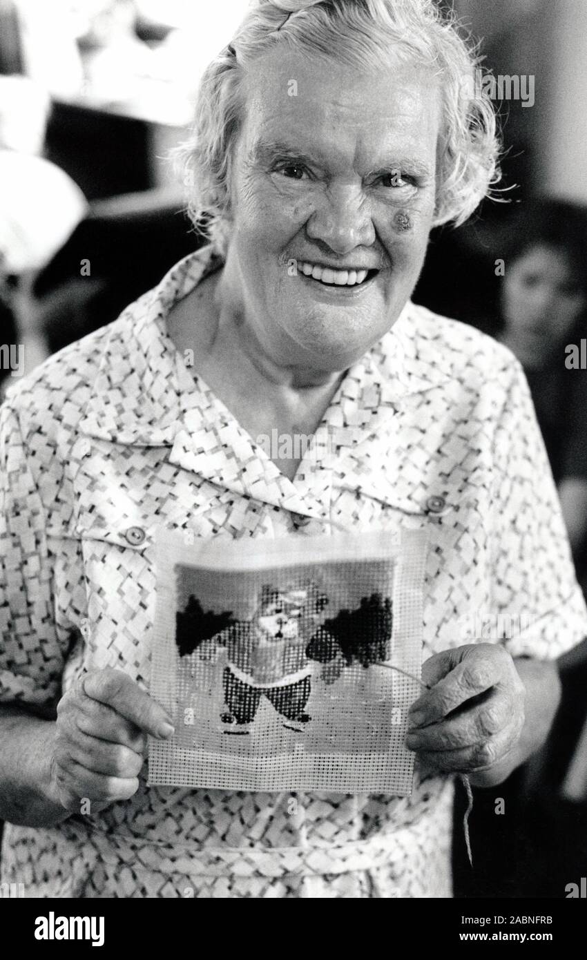 Ritratto di una donna anziana, New Basford Community Center di Nottingham, Regno Unito 1984 Foto Stock