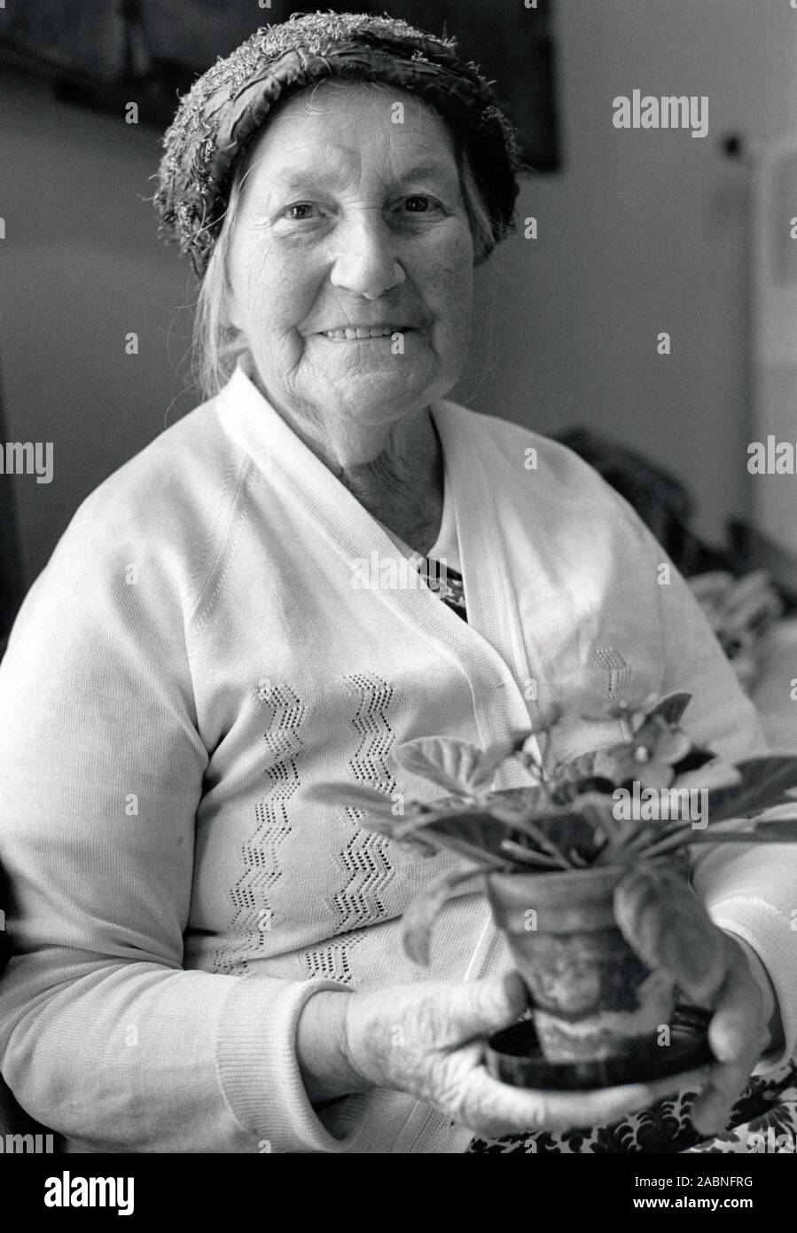 Ritratto di una donna anziana, il Nuffield House centro diurno, Nottingham, Regno Unito 1985 Foto Stock