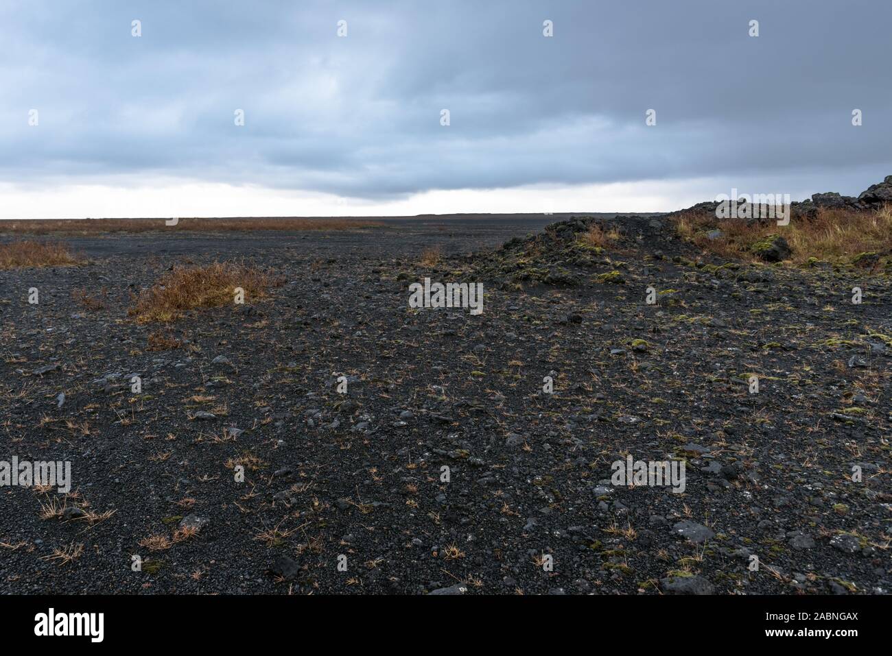 Llava pianura a sud dell'Islanda e cielo molto nuvoloso in autunno Foto Stock