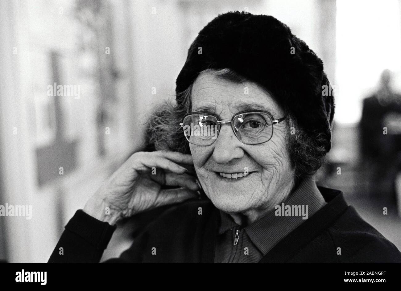 Ritratto di una donna anziana alla Edwards Lane Community Center di Nottingham, Regno Unito 1989 Foto Stock