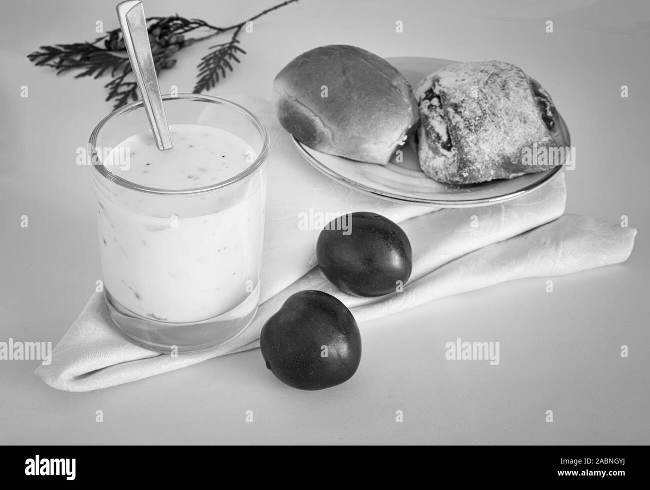 Sana Colazione: yogurt, deliziosi scones e le prugne Foto Stock