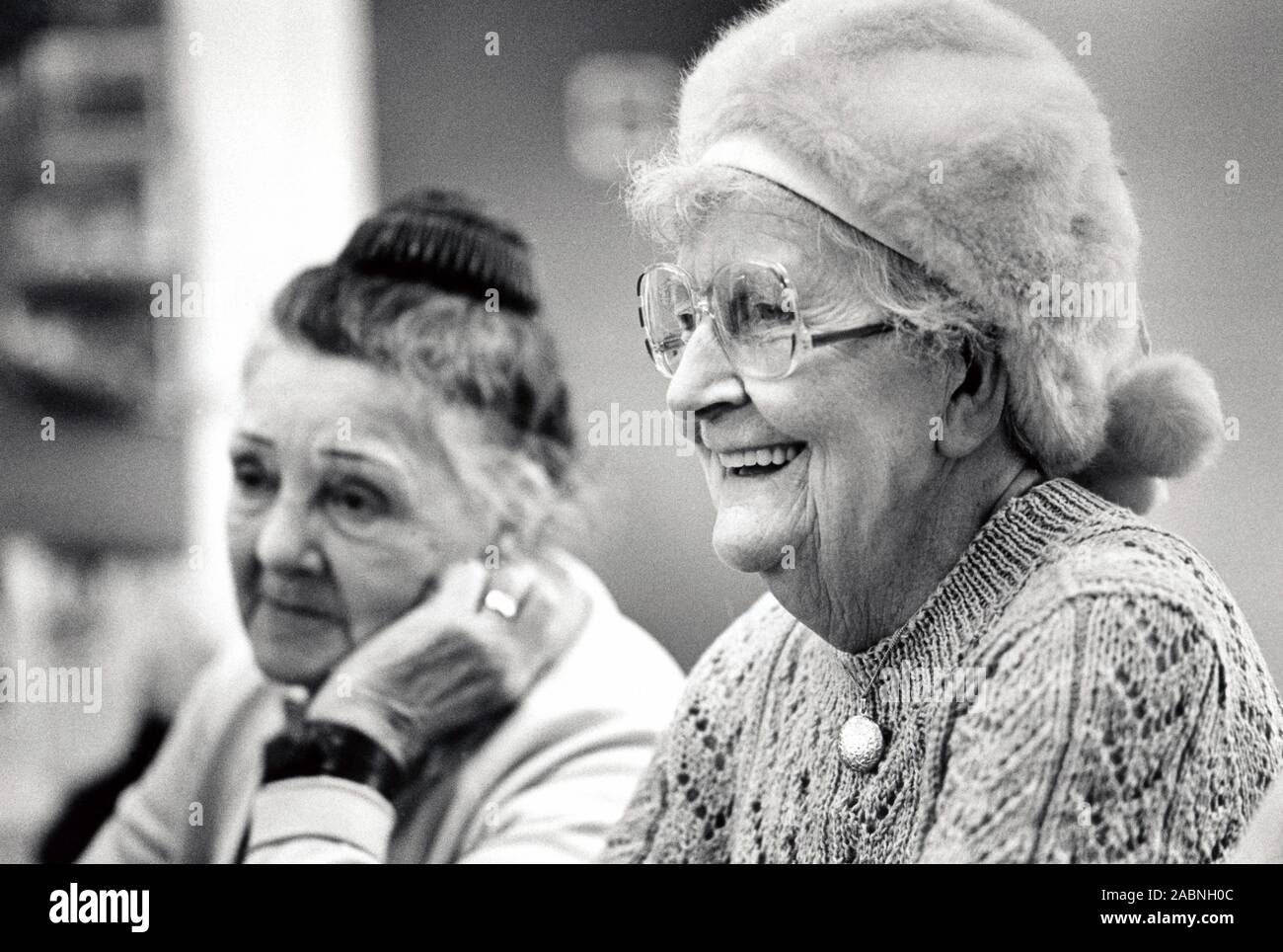 Ritratto di due donne anziane, Edwards Lane Community Center di Nottingham, Regno Unito 1989 Foto Stock