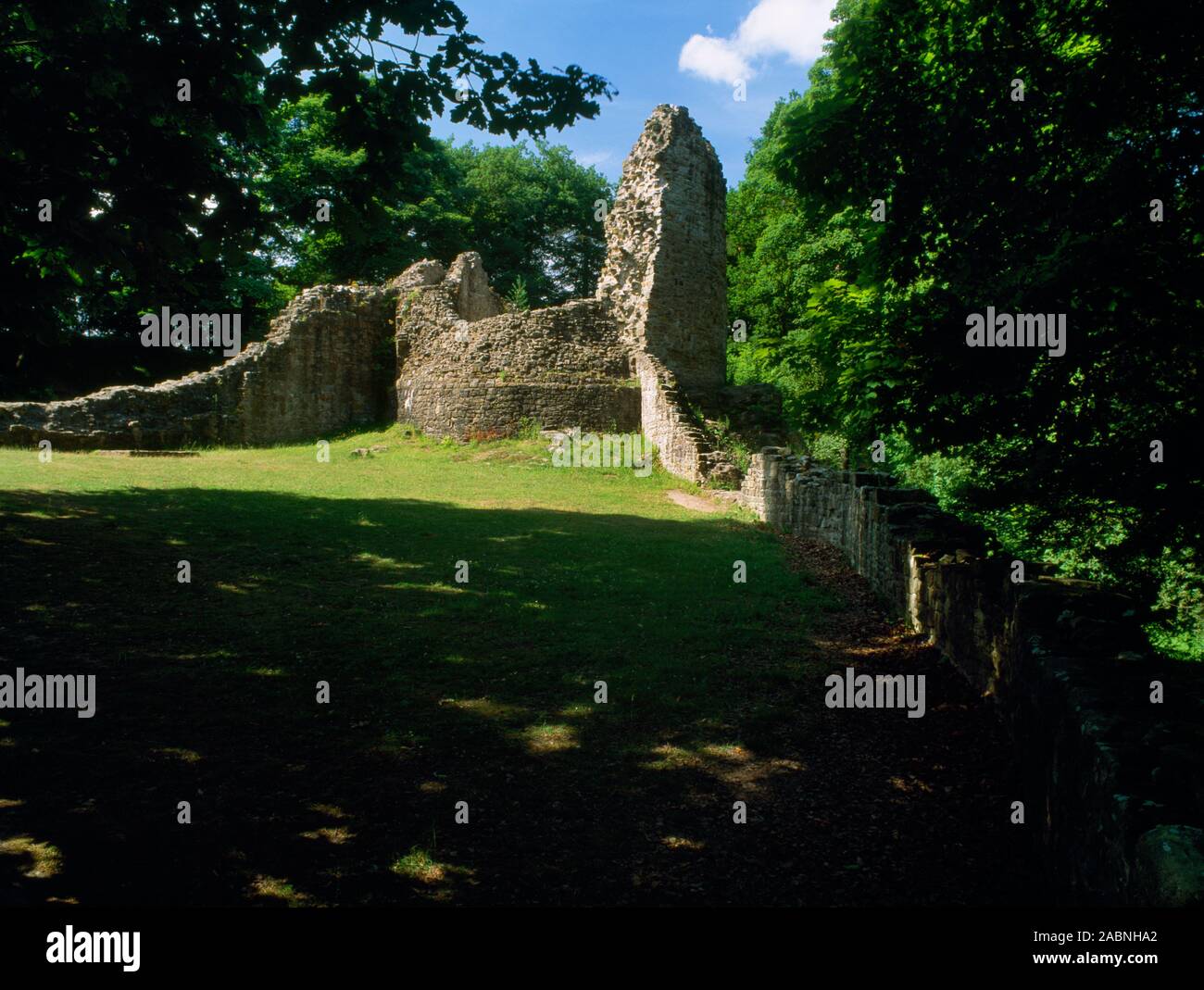 Visualizza SW del round West Tower & cortina muraria del Basso ward di Ewloe Castle, Flintshire, Wales, Regno Unito, costruito da Llywelyn ap Gruffudd intorno al 1257. Foto Stock