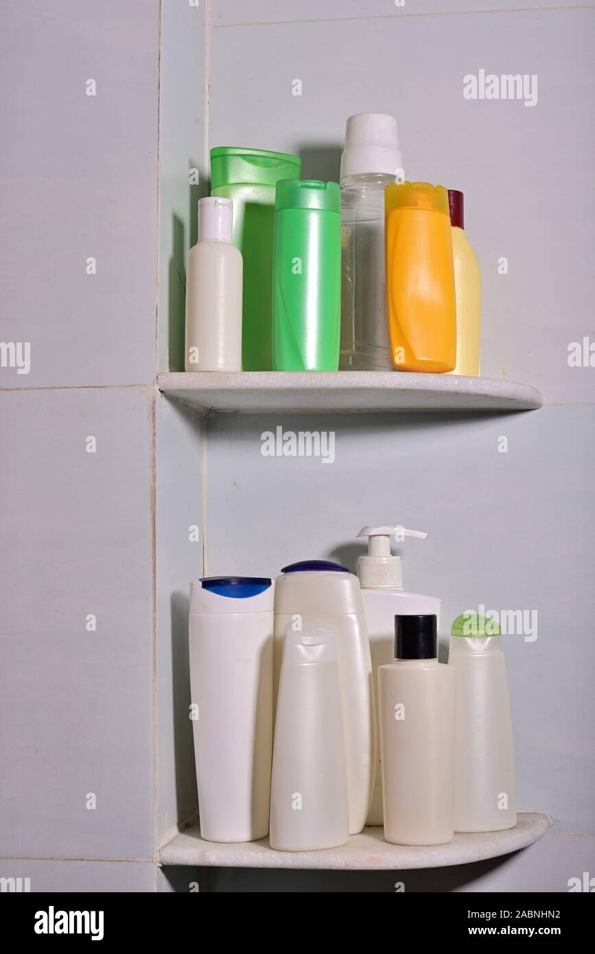 Set di cura della pelle, shampoo detergente e bottiglie e contenitori in un gabinetto Foto Stock