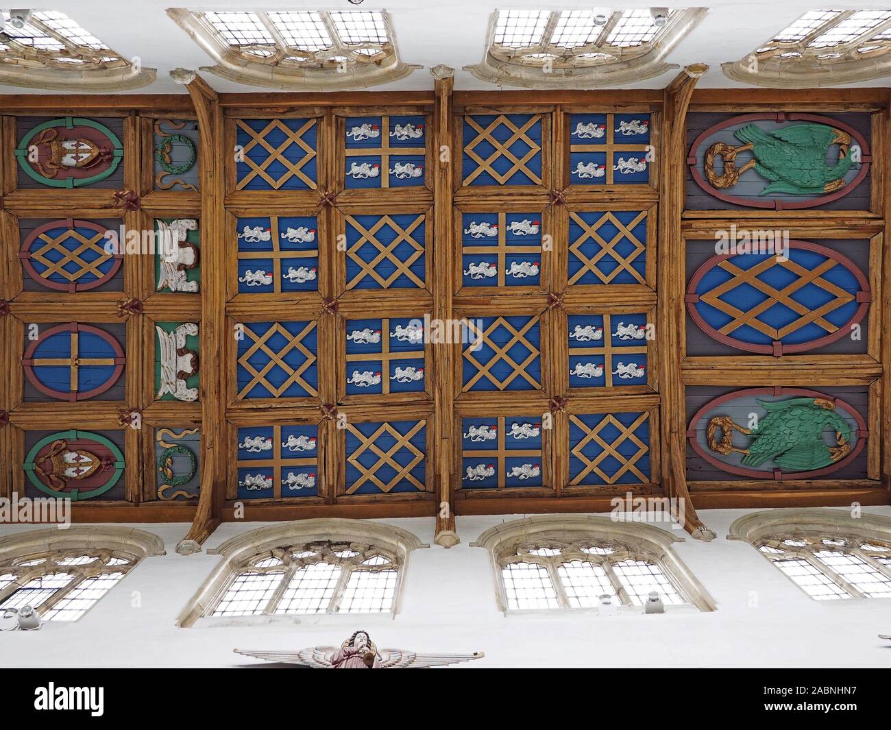 Stemmi ed emblemi simbolici su ornati in legno dipinto sul soffitto della cappella antica a Bishop's Hall, Auckland Castle, nella contea di Durham, England, Regno Unito Foto Stock