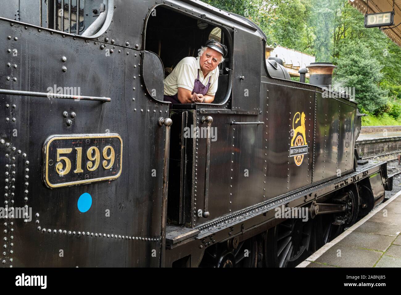 Driver del motore in attesa del segnale per andare, Llangollen Railway, Denbighshire, Galles Foto Stock