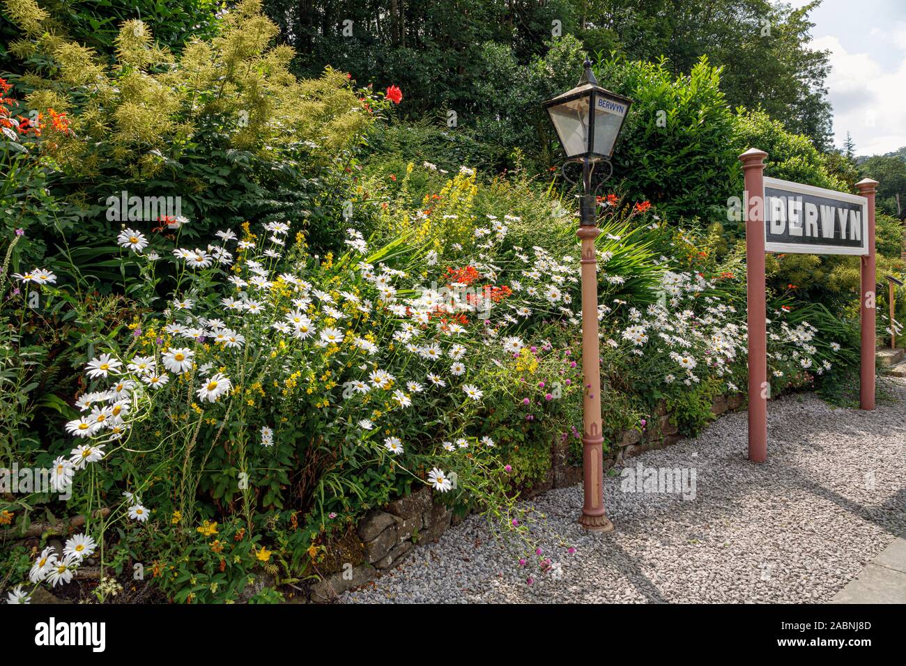 La pittoresca la piattaforma a Berwyn stazione a Llangollen Railway, Denbighshire, Galles Foto Stock