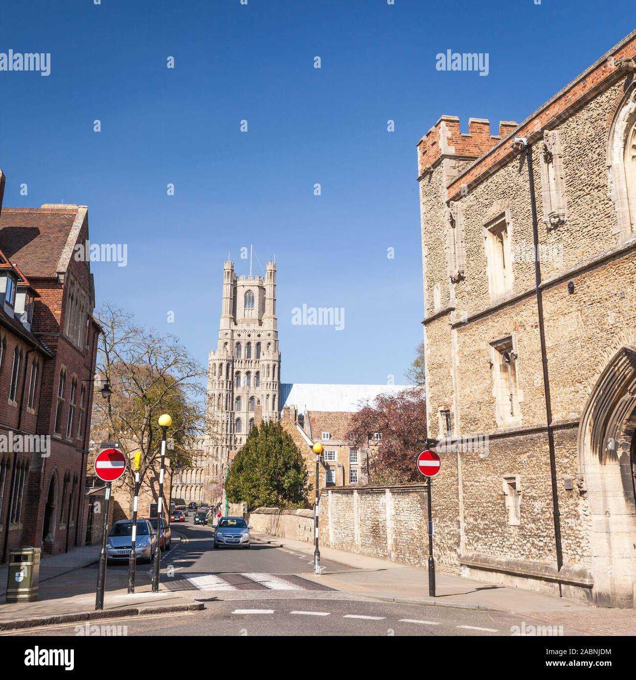 Le storiche strade di Ely, Cambridgeshire, Regno Unito, su una luminosa e soleggiata giornata di primavera. Il Re degli edifici scolastici sono in primo piano con il famoso C Foto Stock