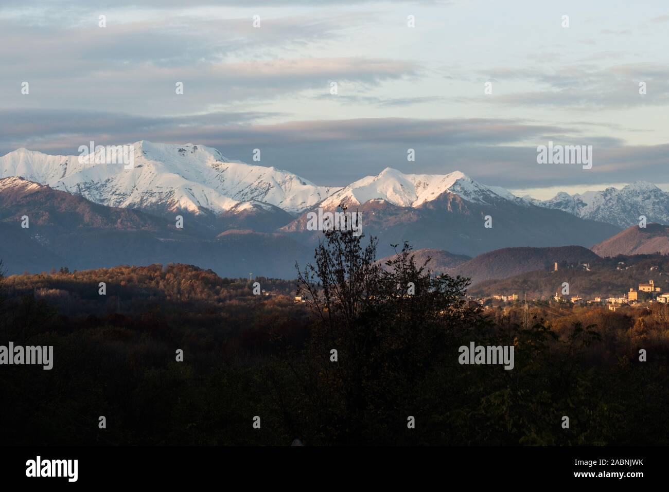 Paesaggio rurale in autunno circondato da coperta di neve delle Alpi, rurale piemontese, della provincia di Novara, Novembre 2019 Foto Stock
