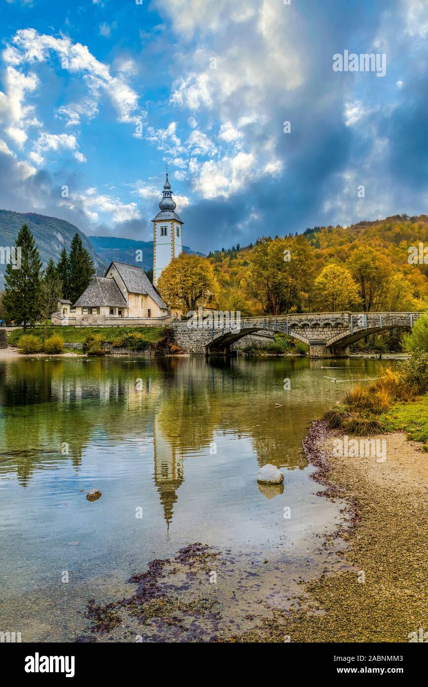 La Chiesa di San Giovanni Battista di riflesso nel lago di Bohinj, Slovenia, l'Europa. Foto Stock