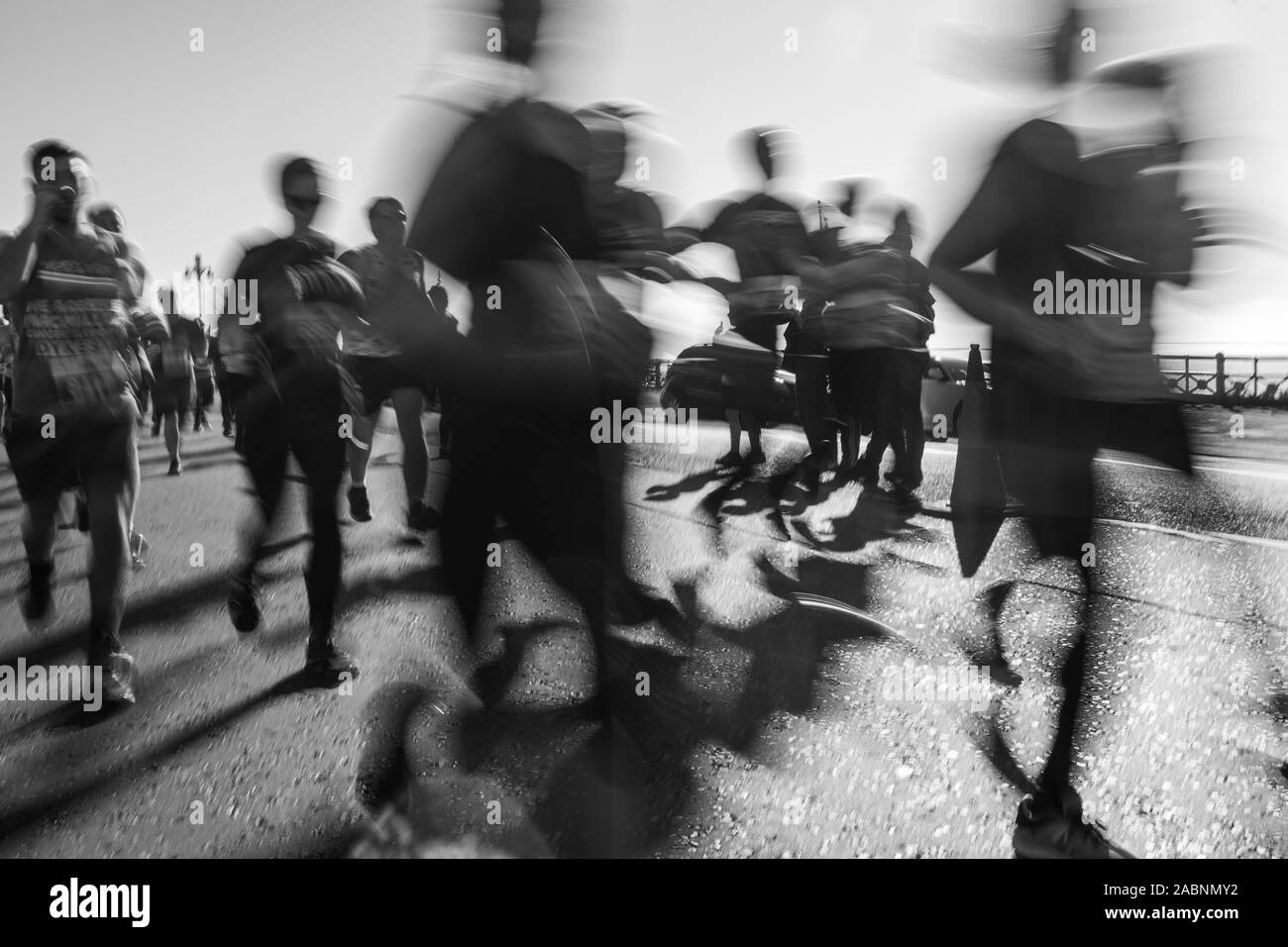 Corridori della maratona in competizione lungo Brighton Seafront Foto Stock