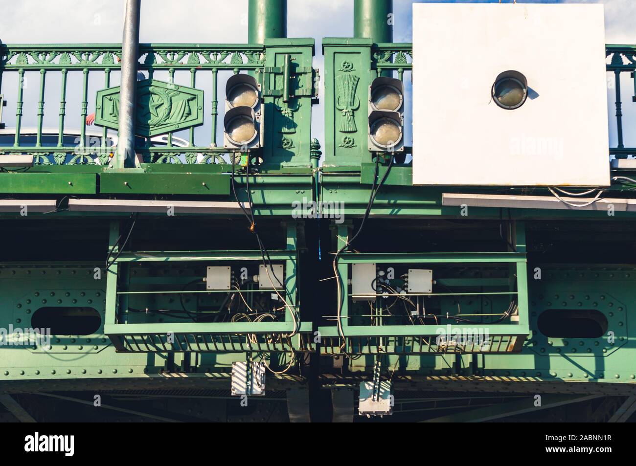 Ai semafori per navi di fiume sul ponte span a San Pietroburgo, Russia Foto Stock