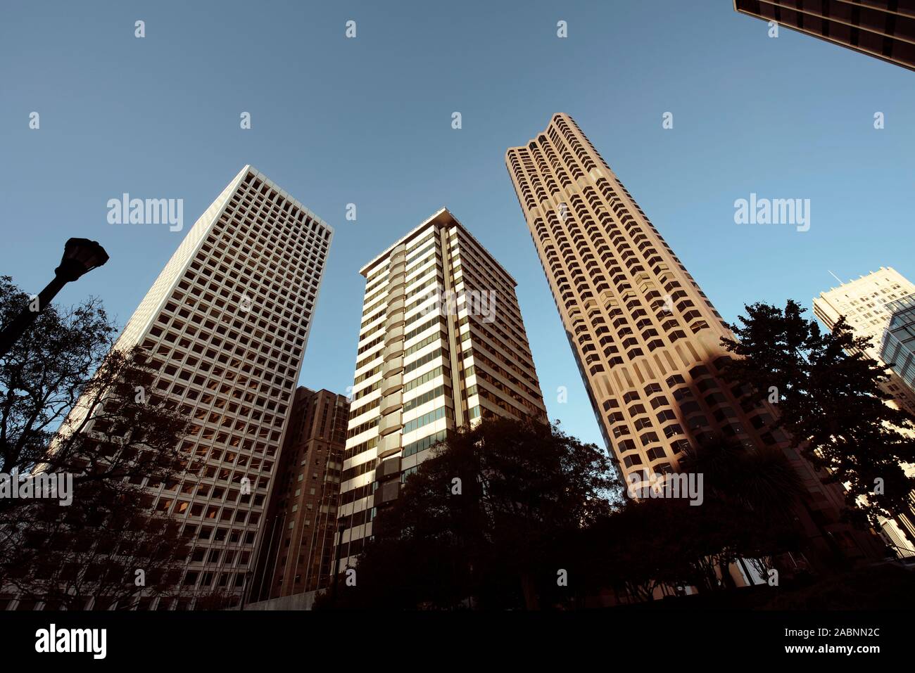 Gli edifici della torre su St Mary's Square. 555 California Street (a destra) e Hartford Edificio 650 California Street (sinistra). Il centro cittadino di San Francisco, CA, Stati Uniti d'America Foto Stock