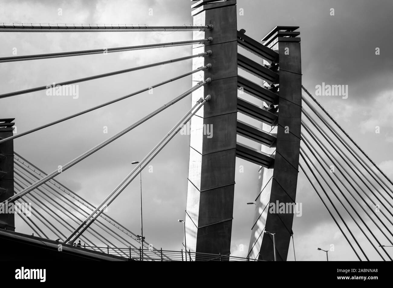 Chiudere la vista del ponte strallato a San Pietroburgo, Russia colpo da sotto Foto Stock