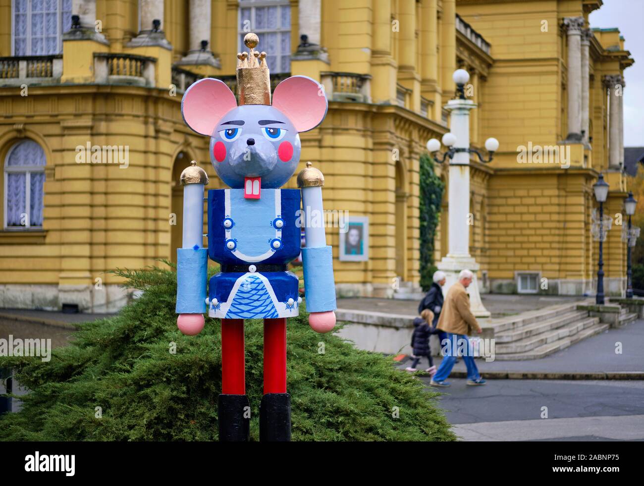 Mouse figura di soldato da lo schiaccianoci statua sul display nel parco di Zagabria per il Mercatino di Natale, con 2 persone a piedi in background Foto Stock