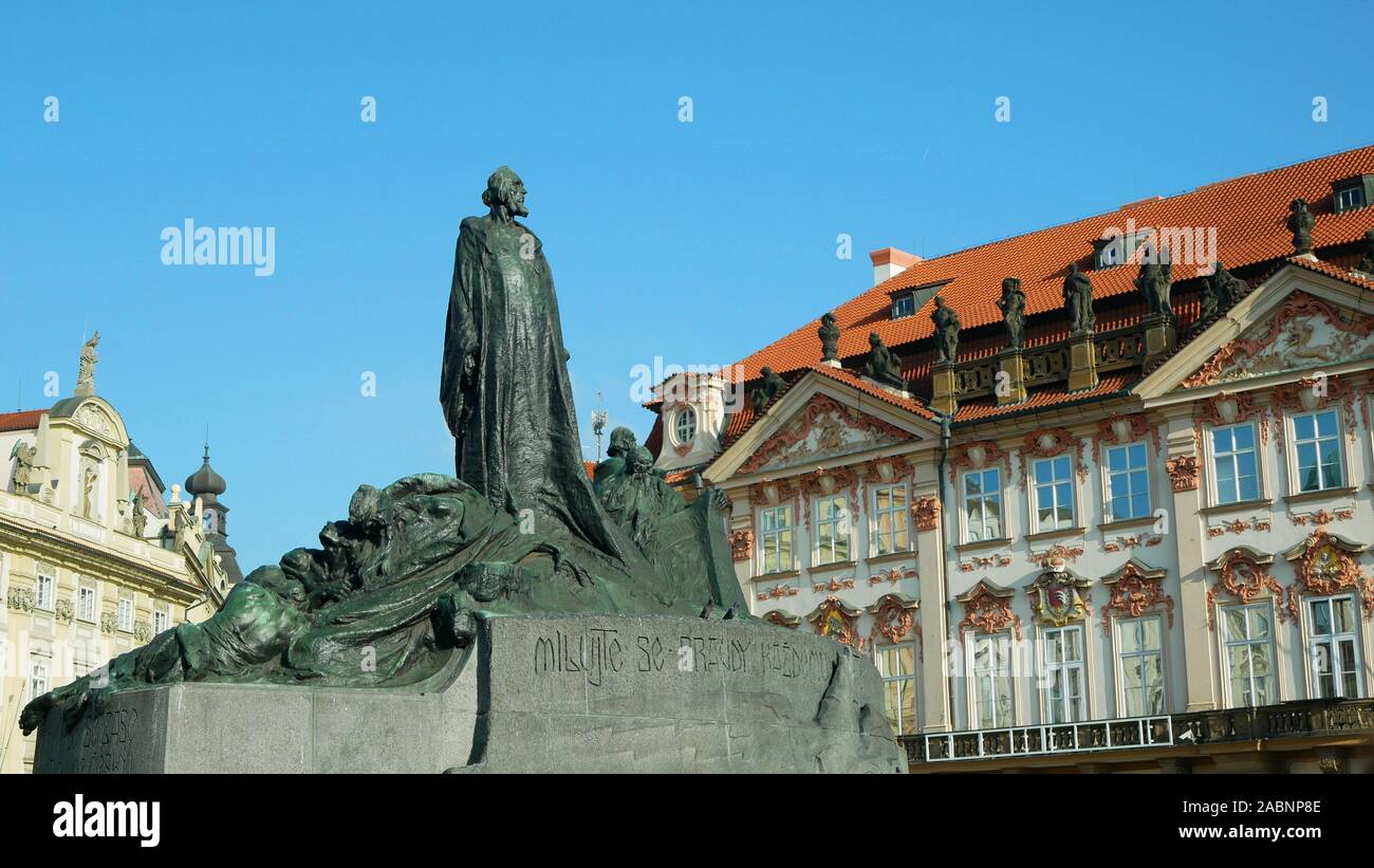 Jan Hus Memorial Old Town Square sorge a Praga, statua di pietra in bronzo raffigura vittorioso Hussite warriors eroi o protestanti, storico punto di riferimento Foto Stock