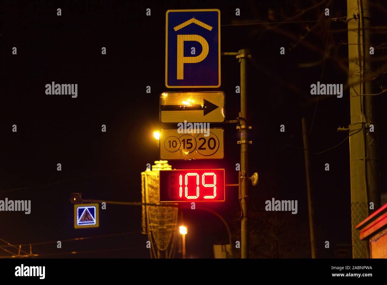 Spazi di parcheggio assist contatore disponibilità segno di trasporto Foto Stock