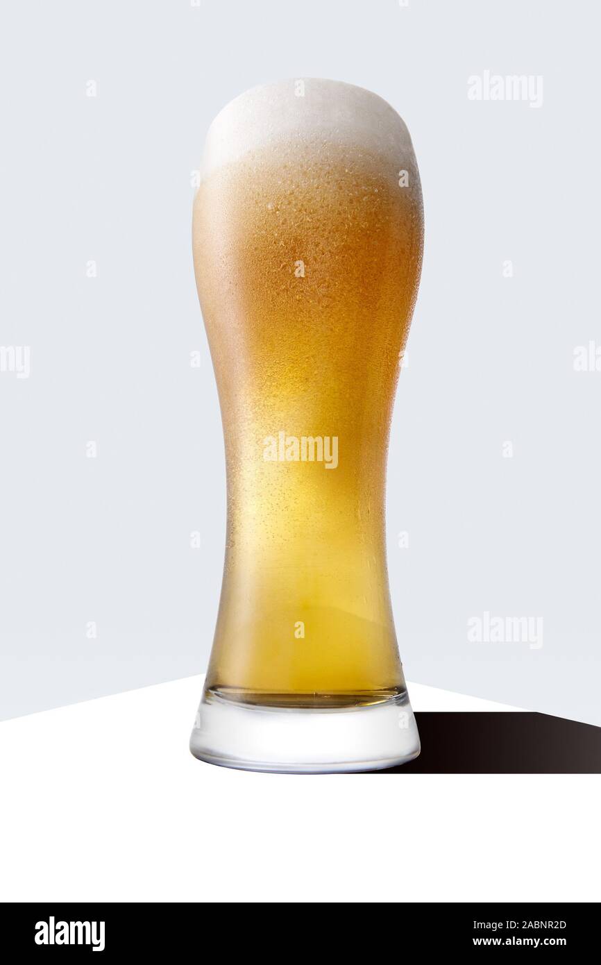 Un alto pinta di birra Pilsner / Foto Stock