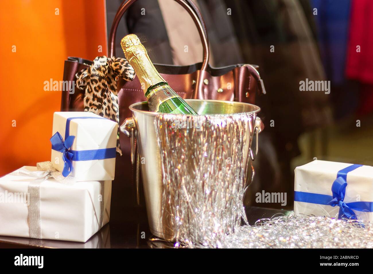 Una bottiglia di champagne in una benna con ghiaccio. vacanze umore. regali romantici shopping Foto Stock