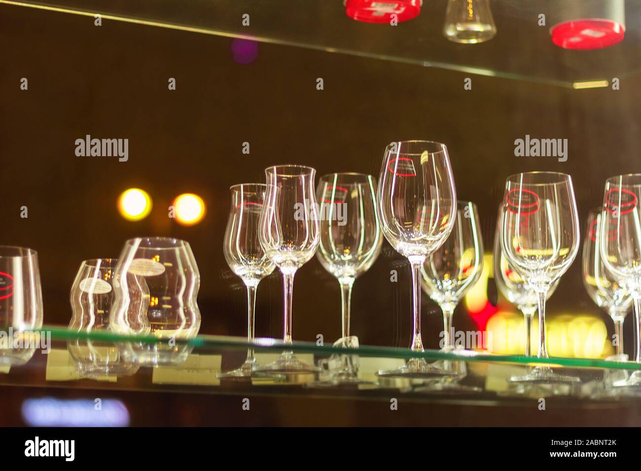 Pulire bicchieri di vino con forme diverse.ristorante servizio bar Foto Stock