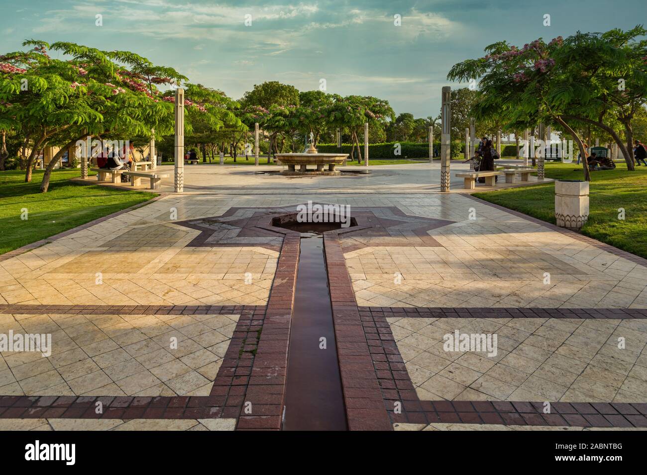 Al -Azhar Park al Cairo, vista interna della luce del giorno dell'Egitto con fontana e persone all'interno Foto Stock