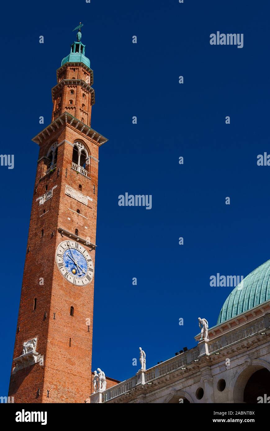 Torre Bissara con cielo blu, completato nel XV secolo, è il più alto edificio in Vicenza (con copia spazio) Foto Stock