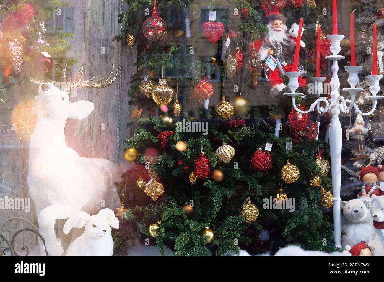 Natale vetrina del negozio. Felice anno nuovo holiday, mercato decorata e illuminata. Foto Stock