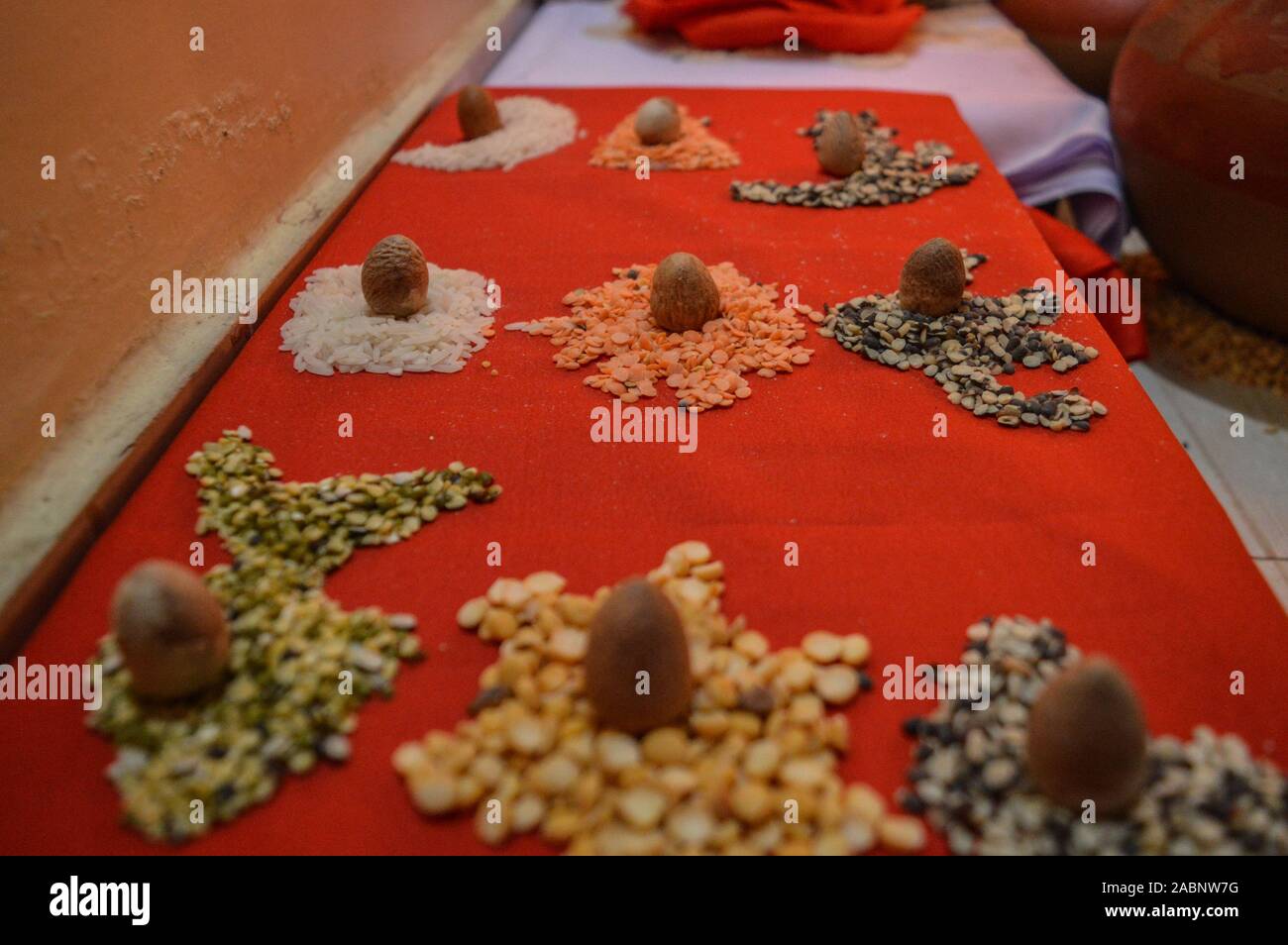 Bella decorazione di supari, betalnut, noci di arec dado, legumi, riso per il culto del dio indiano. Foto Stock