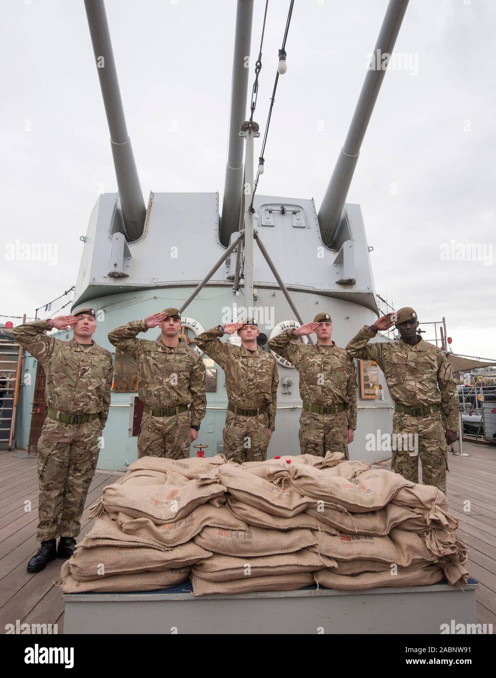 Il suolo da 70 campi di battaglia delle Fiandre che vengono spediti a Londra dove si formerà un iconico memorial garden presso il Museo custodisce segna il centenario della Grande Guerra nel 2014. Foto Stock