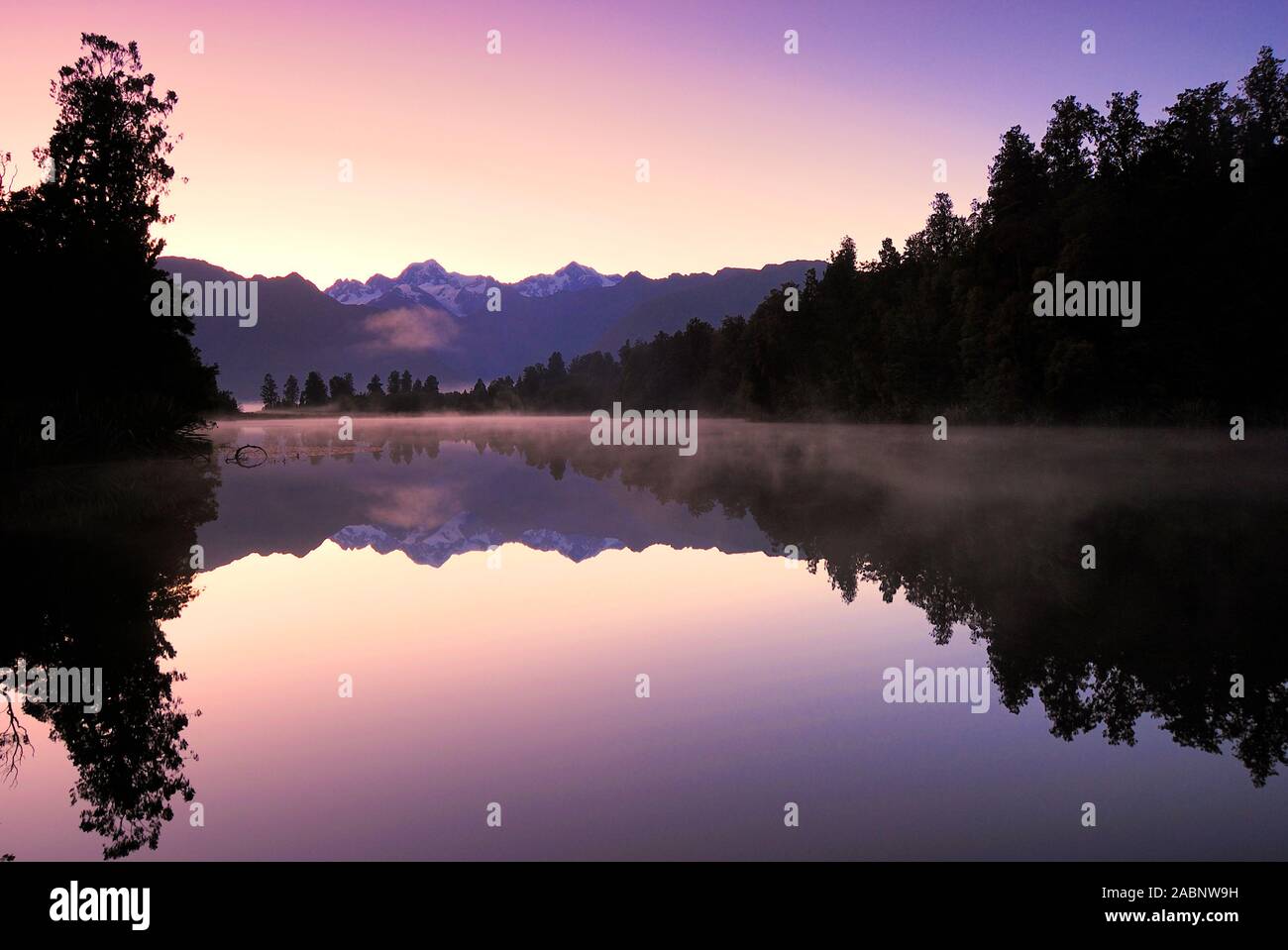 Mt. Tasman und Mt. Cook (Aoraki), il Mount Cook Nationalpark, spiegeln sich im Lago Matheson, Westland Nationalpark, Weltnaturerbe sud ovest della Nuova Zelanda Foto Stock