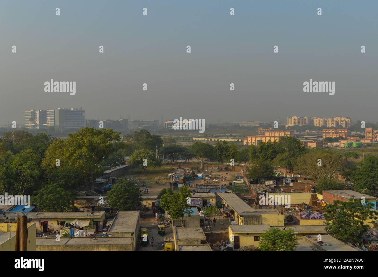 Una mattinata nebbiosa vista panoramica della città di immergere la città inquinate e incontaminato borgo. Foto Stock