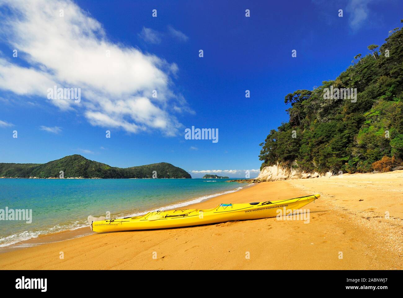 Seekajak am Sandstrand, Abel Tasman Nationalpark, Tasmansee, Nelson Regione, Suedinsel Neuseeland; Februar 2007 Foto Stock