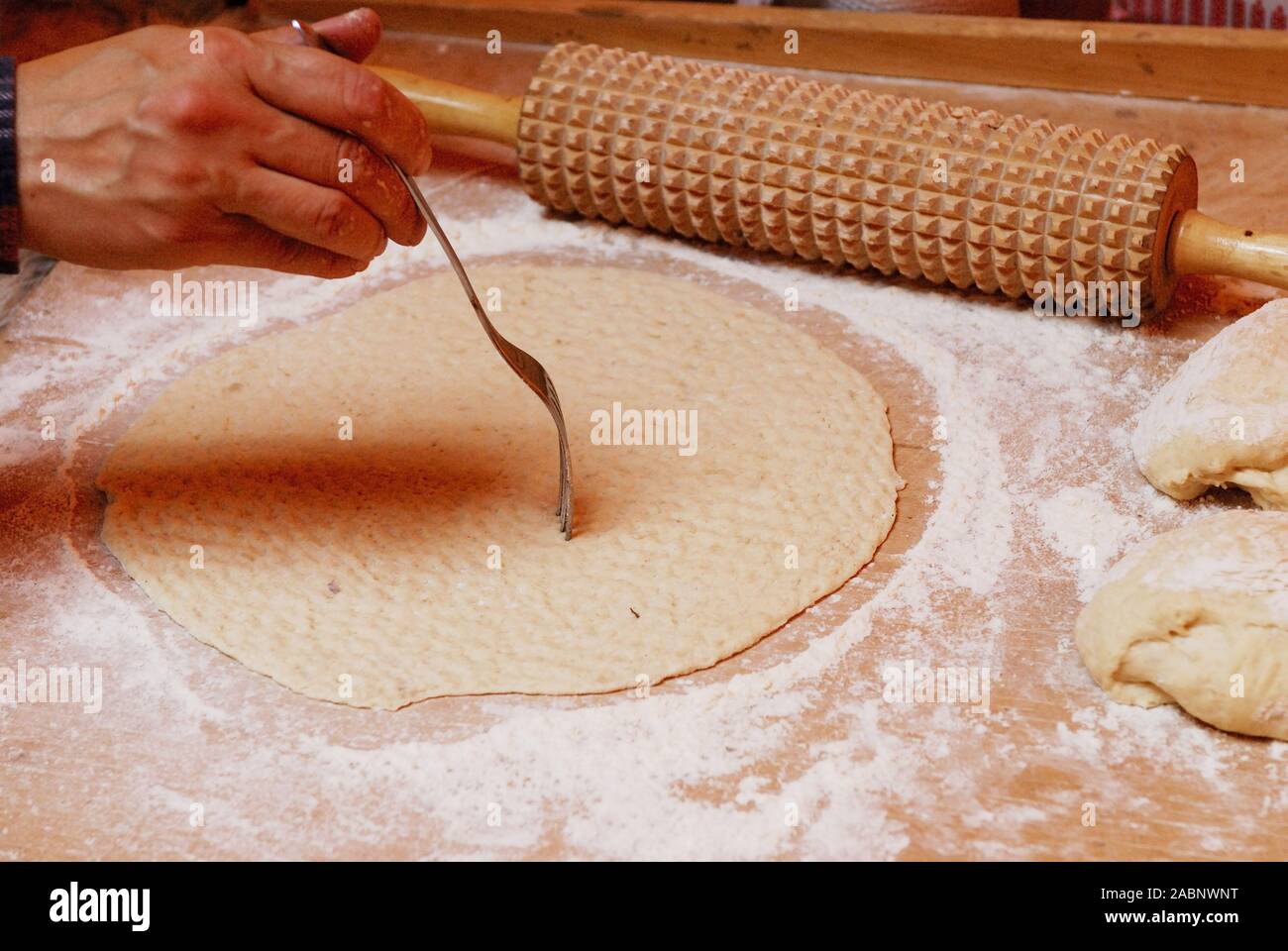 Bearbeiten von Teig mit der Gabel, Brotzubereitung auf traditionell samische arte Foto Stock