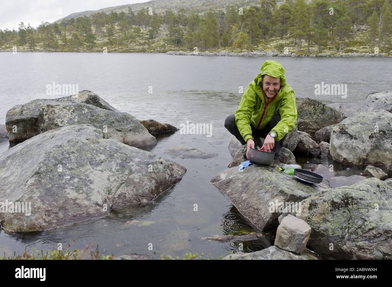 Frau beim Abwaschen stroemenden im Regen am vedere Rogen, Naturreservat Rogen, Haerjedalen, Schweden, Agosto 2011 Foto Stock