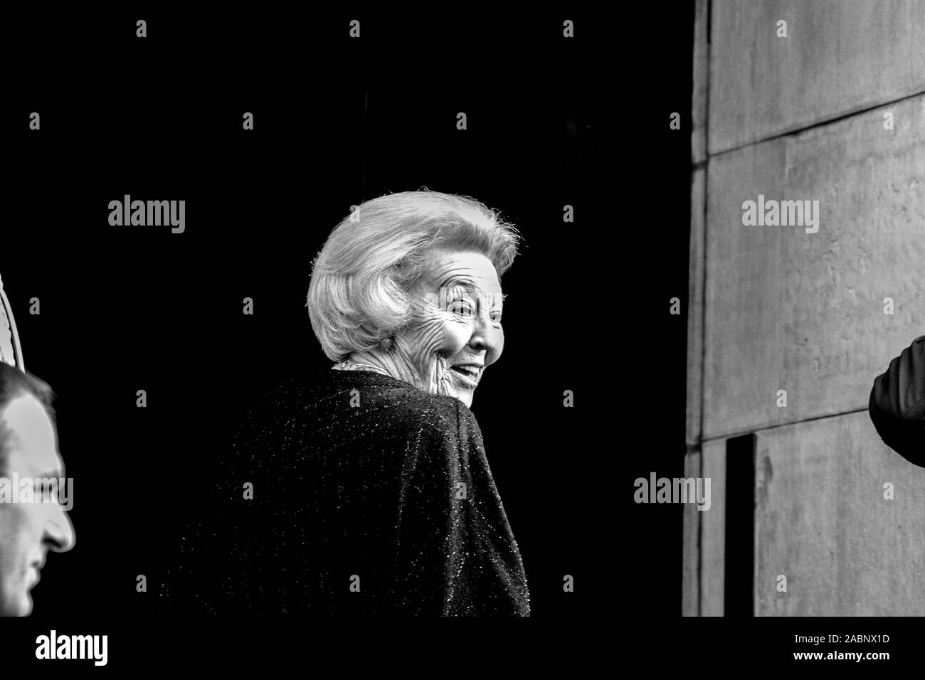 Princess Beatrix arriva per il prezzo Erasmus Amsterdam Paesi Bassi 2019 In bianco e nero Foto Stock