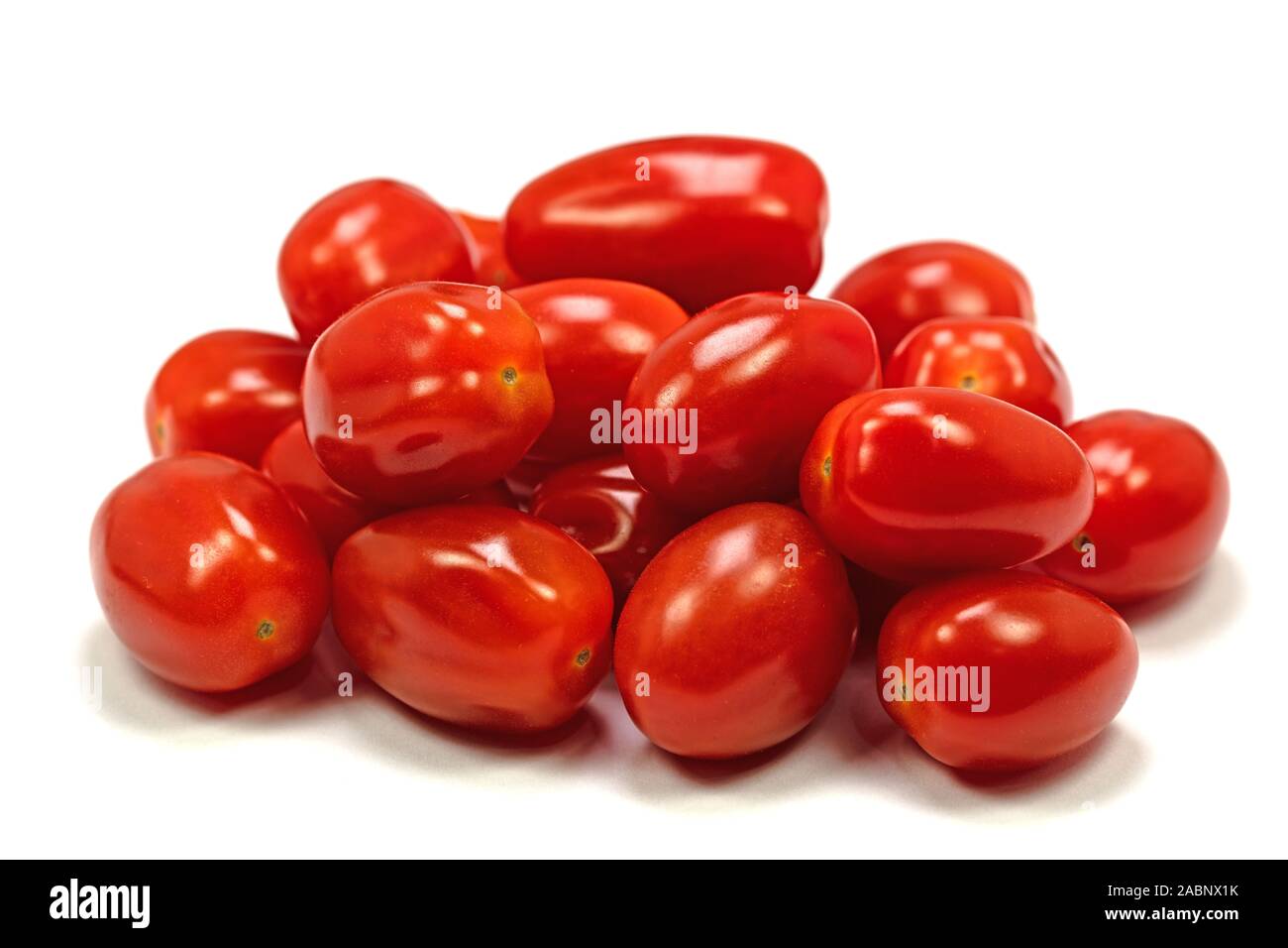 Data di pomodori ciliegini di fronte a uno sfondo bianco Foto Stock