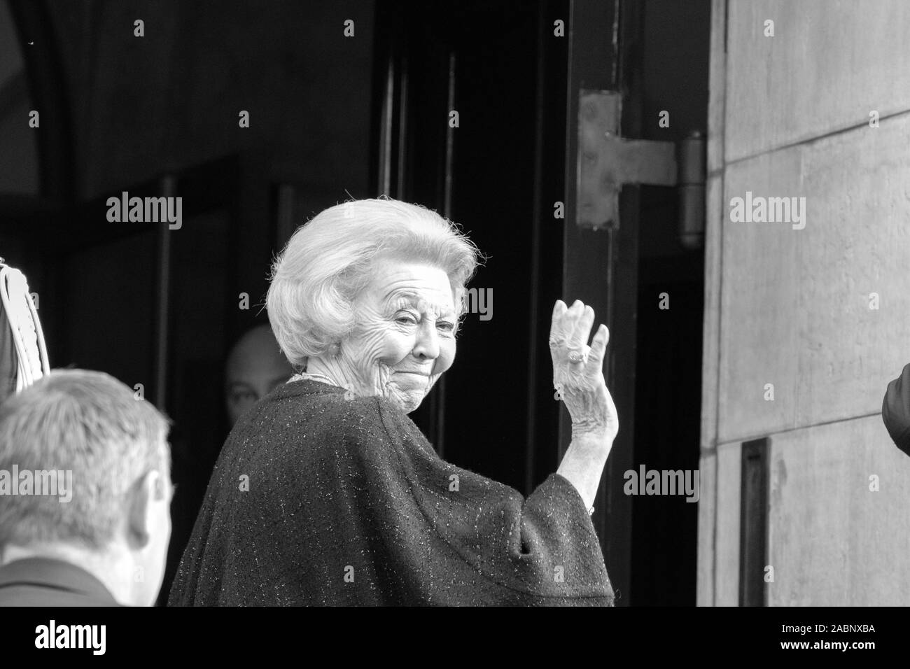 Princess Beatrix arriva per il prezzo Erasmus Amsterdam Paesi Bassi 2019 In bianco e nero Foto Stock