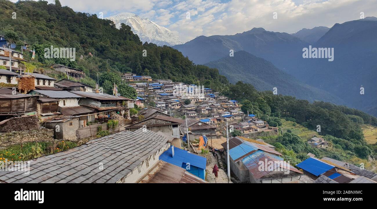 Vista generale di Sikles, regione di Annapurna Himalaya,, Nepal Foto Stock