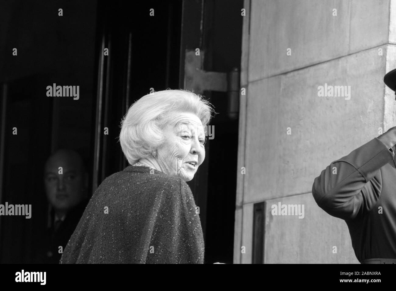 Princess Beatrix arriva per il prezzo Erasmus Amsterdam Paesi Bassi 2019 In bianco e nero Foto Stock