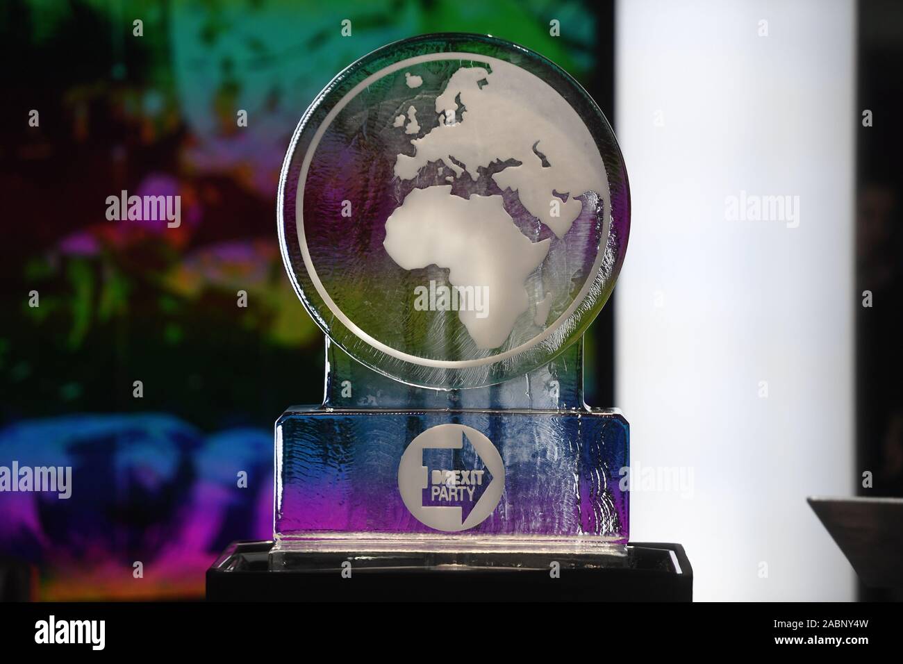 Una scultura di ghiaccio viene messo al posto di Primo Ministro Boris Johnson in studio prima di iniziare il canale 4 News' elezione generale clima di dibattito a ITN Studios di Holborn, Londra centrale. Foto Stock