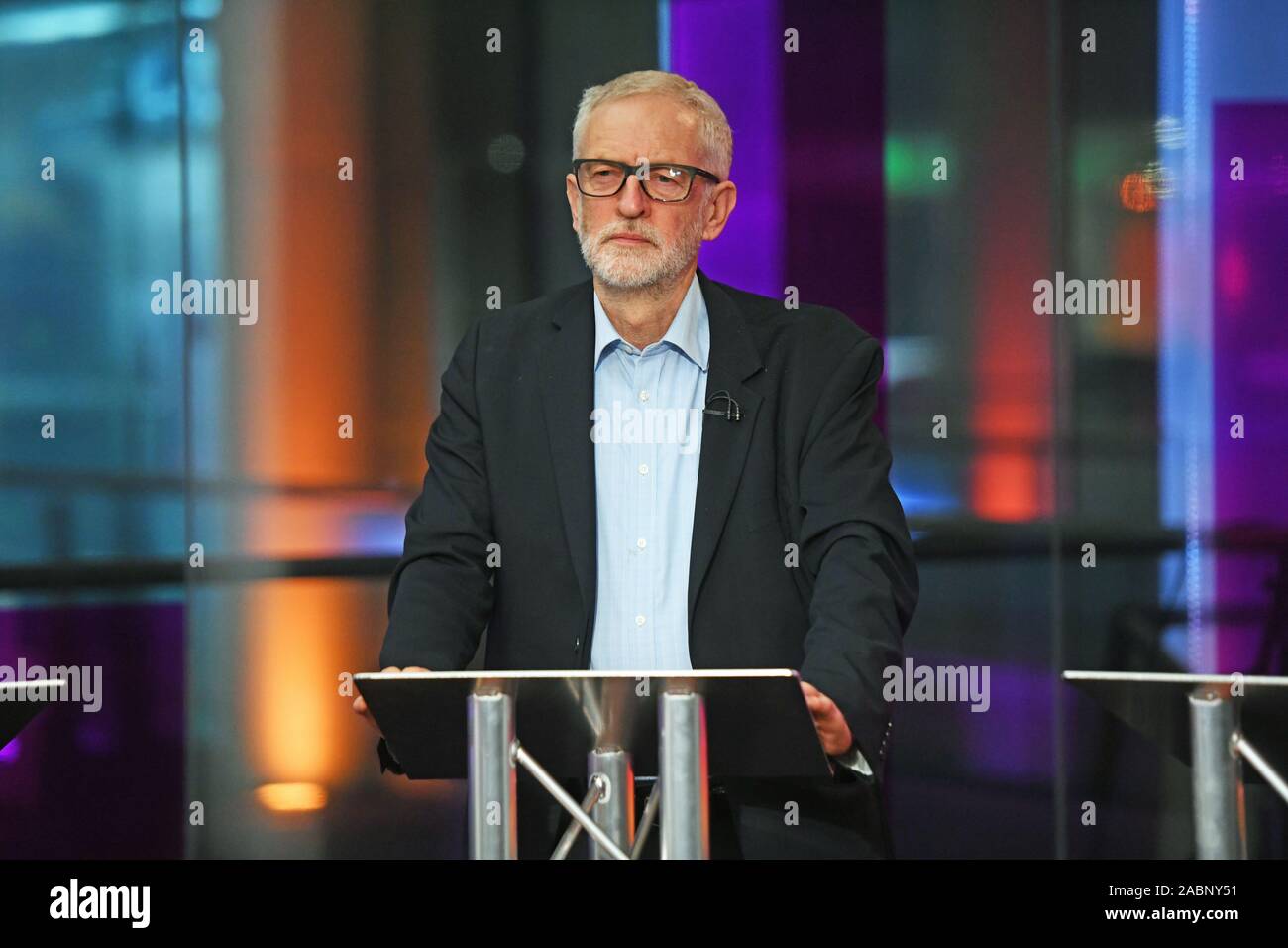 Leader laburista Jeremy Corbyn pratica in studio prima di iniziare il canale 4 News' elezione generale clima di dibattito a ITN Studios di Holborn, Londra centrale. Foto Stock