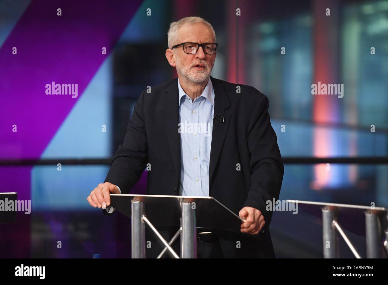 Leader laburista Jeremy Corbyn pratica in studio prima di iniziare il canale 4 News' elezione generale clima di dibattito a ITN Studios di Holborn, Londra centrale. Foto Stock