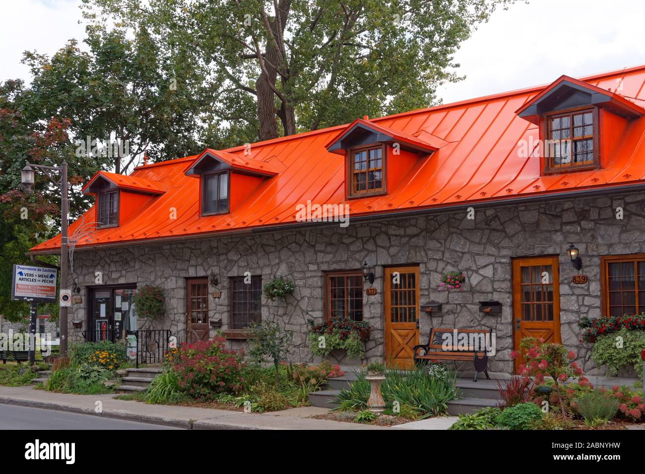 Edificio in pietra naturale in stile francese con finestre dormer frontate su Boulevard Saint-Joseph a Lachine, Montreal, Quebec, Canada Foto Stock