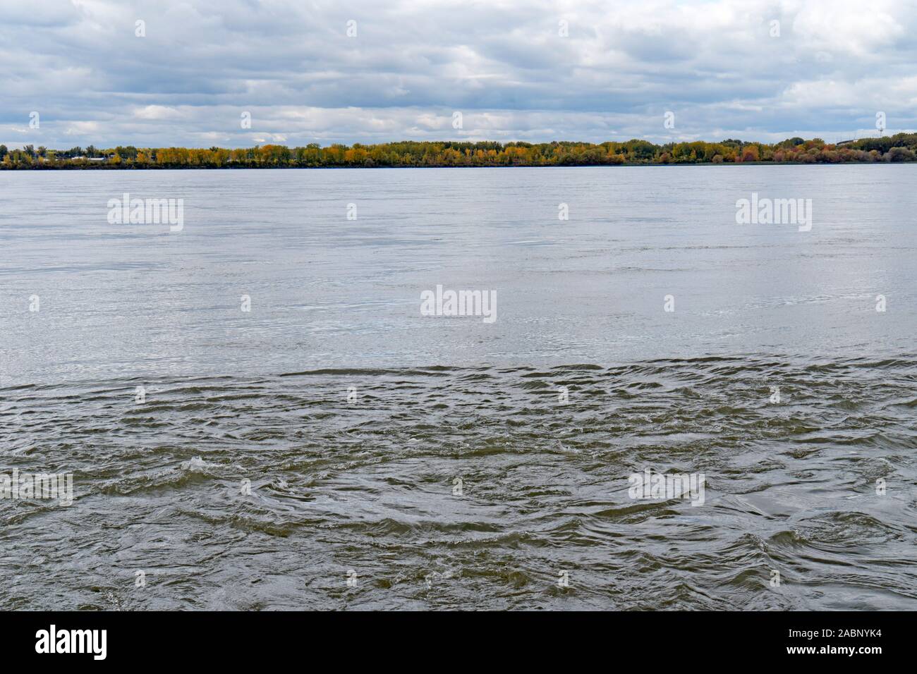 Vista del fiume San Lorenzo e Lachine Rapids da Lasalle, Montreal, Quebec, Canada Foto Stock