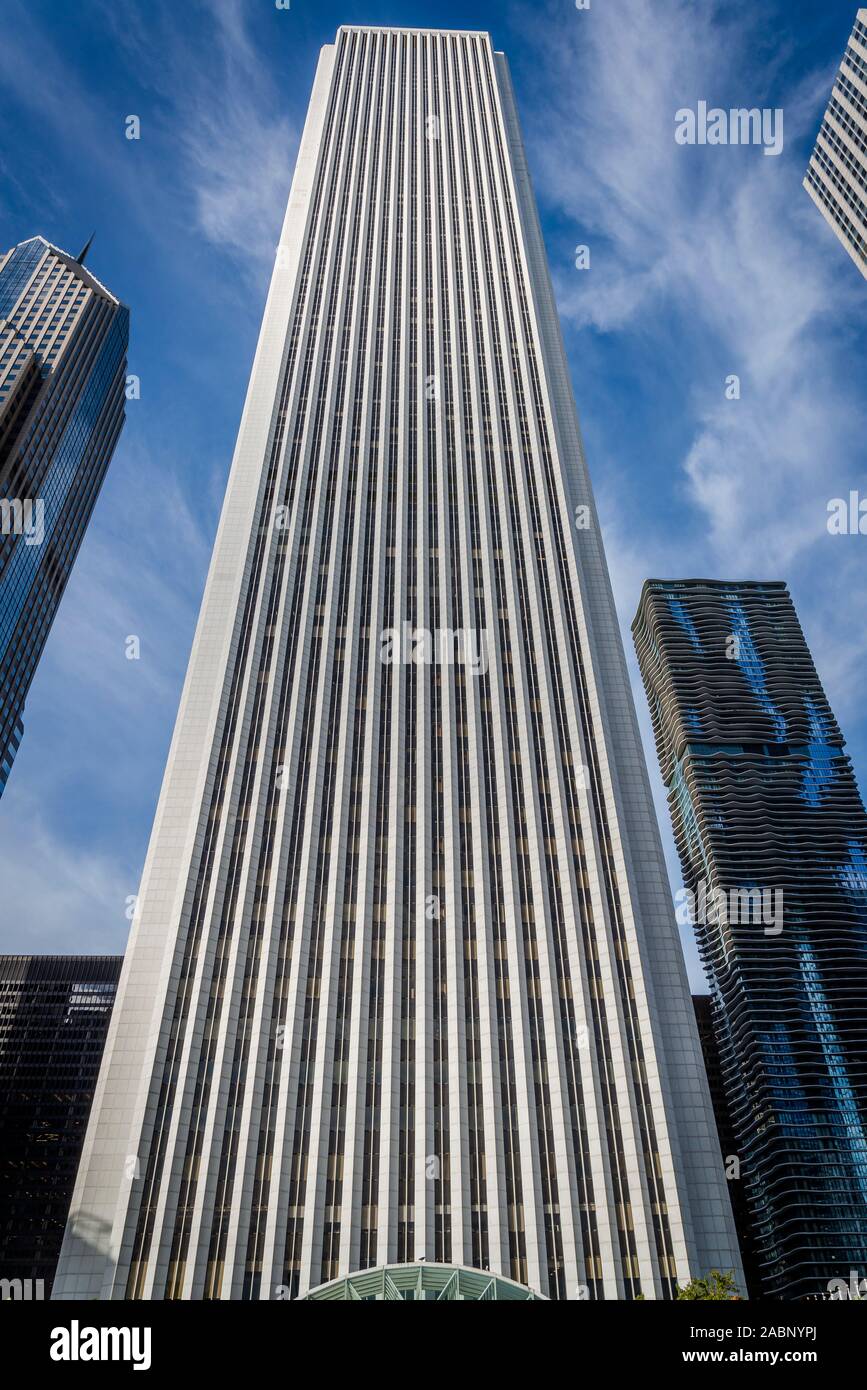 Il centro di Aon, un moderno grattacielo appena ad est di Chicago Loop, progettato da Edward Durell Stone e i motori Perkins e partenariato, e completa Foto Stock