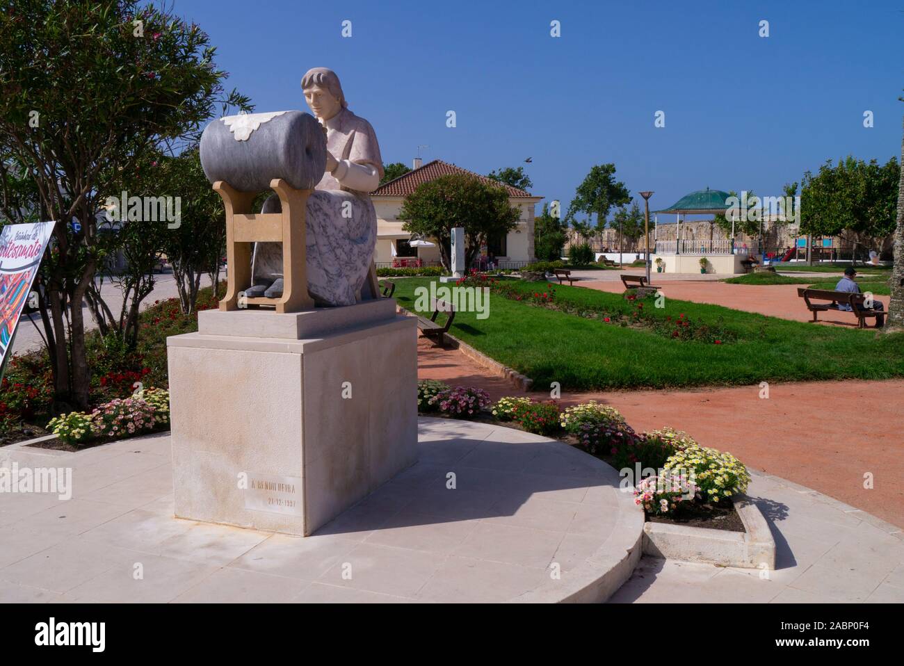 Statua di una donna che fa il merletto nel centro di Peniche Portogallo Foto Stock