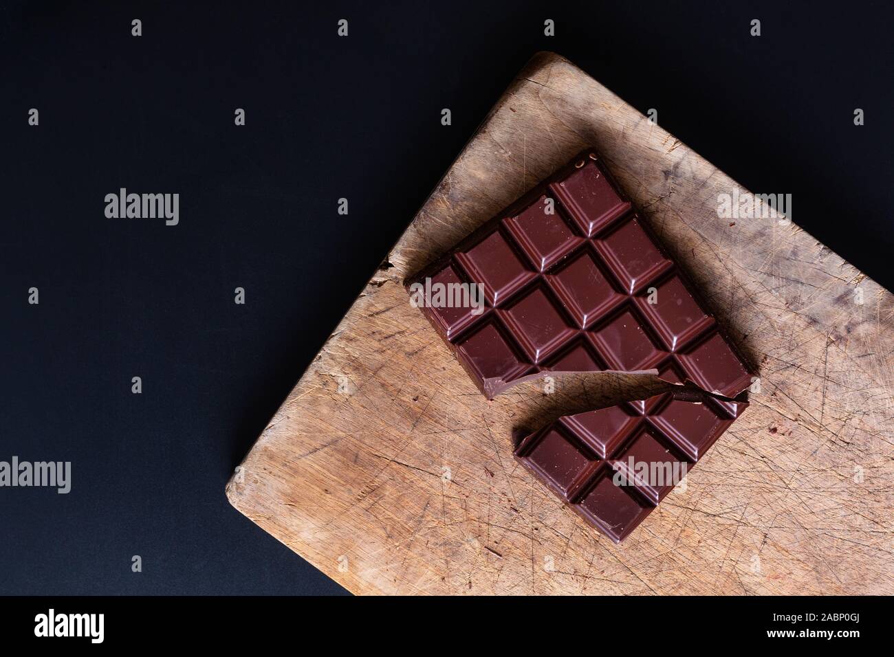 Concetto di alimentare il processo di preparazione per la fusione del cioccolato bio per rendere il dessert al cioccolato fondente, Brownie o torta Foto Stock